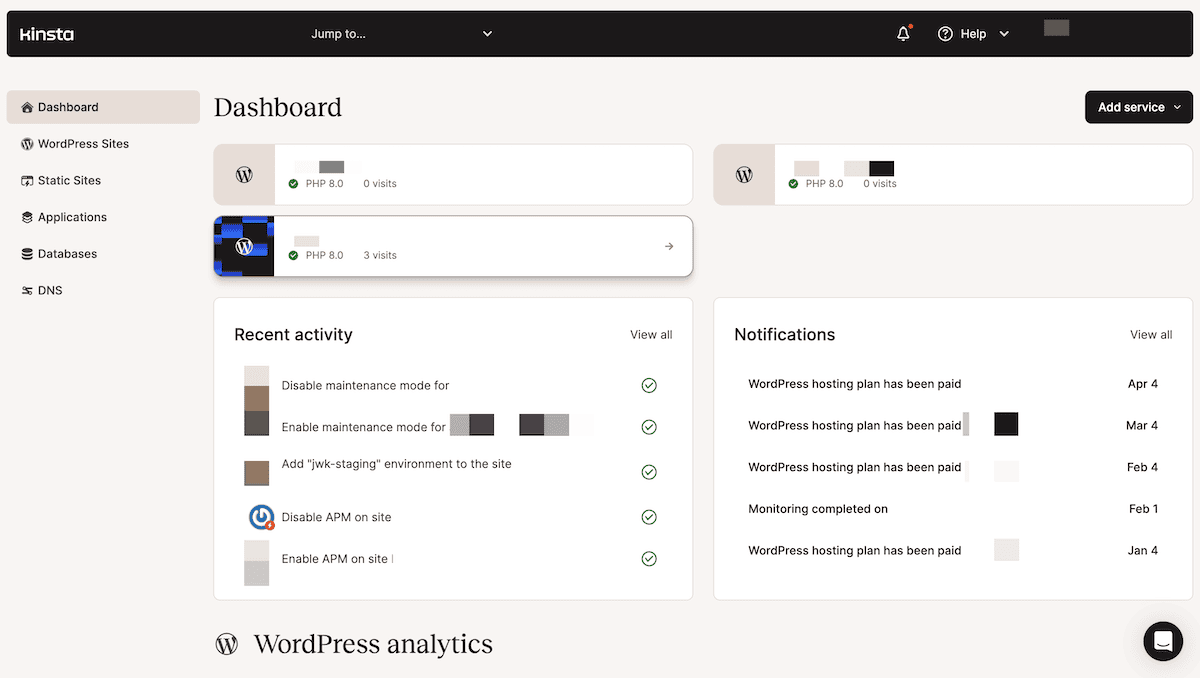 Una vista general del panel de control de MyKinsta. Muestra la actividad reciente, como la activación del modo de mantenimiento, la activación de AFM y las notificaciones de pago del plan de alojamiento de WordPress. También se resumen las visitas y el uso de los sitios PHP y WordPress. La barra lateral izquierda proporciona navegación a varias secciones de la aplicación.