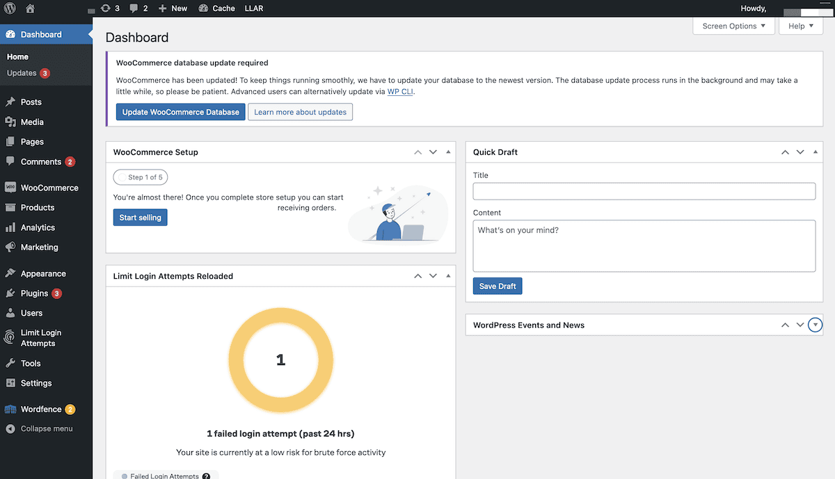 El panel de WordPress muestra varias alertas e indicadores de estado. En la parte superior, un aviso indica que es necesario actualizar la base de datos de WooCommerce. Debajo, el asistente de configuración de WooCommerce muestra el paso uno de seis y un botón "Empezar a vender". Un gráfico muestra un intento fallido de inicio de sesión en las últimas 24 horas, lo que indica que el sitio tiene actualmente un riesgo bajo de actividad de fuerza bruta. El widget de Eventos y Noticias de WordPress también está visible.