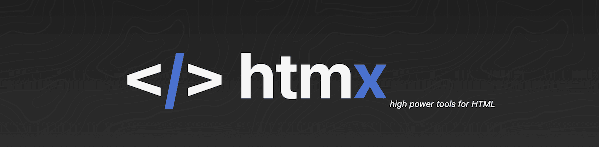 El logotipo de HTMX, que consiste en el texto "htmx" en letras blancas, con corchetes angulares a ambos lados que representan etiquetas HTML. La "x" de "htmx" está coloreada en azul para darle énfasis. Debajo del texto principal hay un eslogan que dice "high power tools for HTML". El logotipo se coloca sobre un fondo oscuro, creando un llamativo contraste.