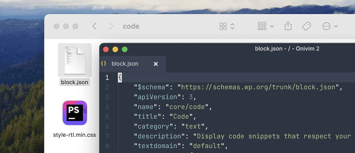 Una parte della finestra del Finder di macOS che mostra il contenuto della cartella del codice. È presente anche una porzione di editor di codice con un file block.json aperto. Il codice visibile definisce le proprietà di un blocco di WordPress chiamato "core/code" con un titolo "Code" e una descrizione sulla visualizzazione di frammenti di codice.