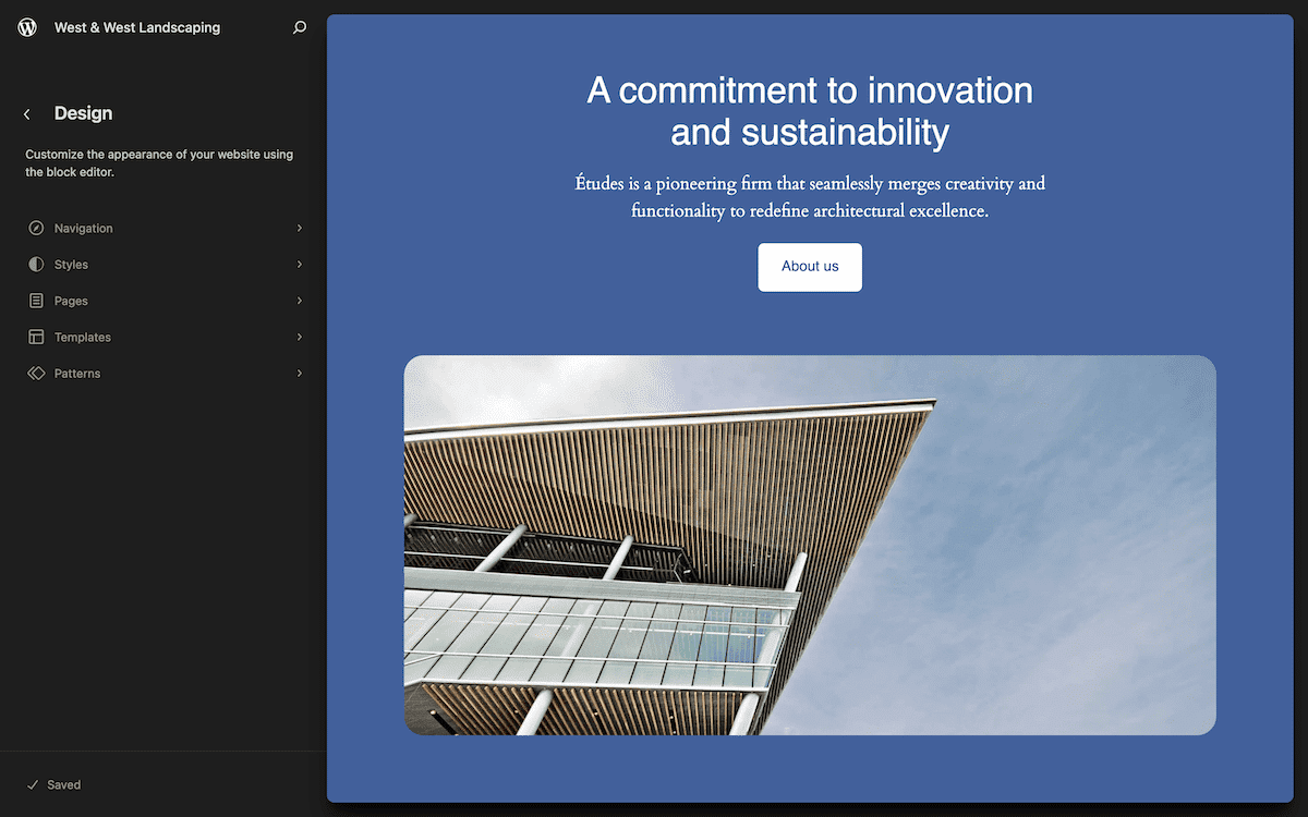 L'écran principal de l'éditeur de site WordPress, montrant une page d'accueil bleue avec le titre « Un engagement en faveur de l'innovation et de la durabilité ». La page présente une image architecturale moderne et des options de personnalisation dans une barre latérale noire à gauche.