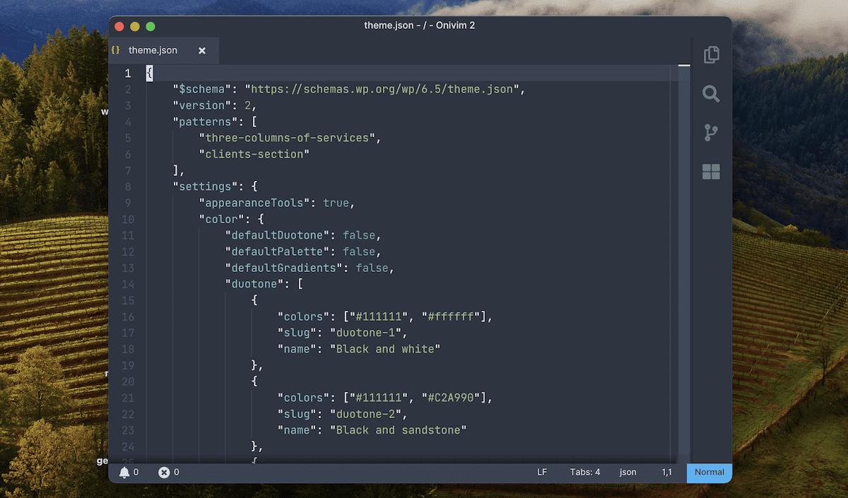 Una ventana del editor de código que muestra el contenido del archivo theme.json de un tema de WordPress. La estructura JSON define los ajustes del tema, incluidas las versiones del esquema, los patrones y los ajustes de color. En el fondo, se ve un paisaje con montañas, bosques y campos de cultivo en terrazas.