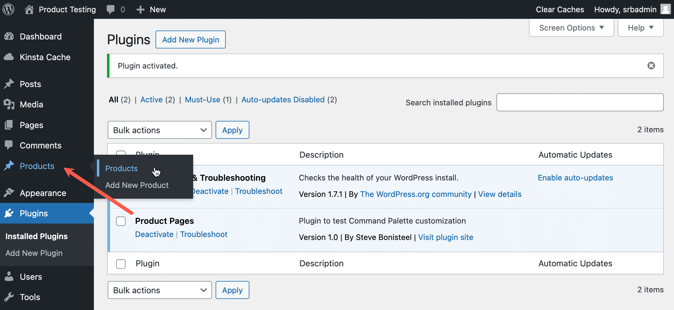 Une capture d'écran de la page WordPress Plugins et une flèche pointant vers l'entrée d'un type de contenu personnalisé Products dans le menu Admin.