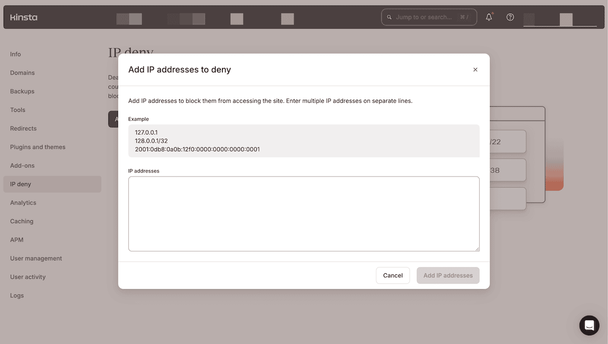 De Kinsta IP Deny configuratie-interface met een modaal venster IP adressen toevoegen om te weigeren. Het modale venster bevat voorbeeld IP formaten en biedt een tekstgebied voor het invoeren van meerdere IP adressen op aparte lines. Het venster heeft knoppen Annuleren en IP adressen toevoegen onderaan.