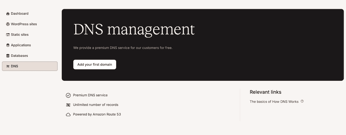 De MyKinsta DNS-beheerinterface. Het presenteert een schone, donkere lay-out met een premium DNS-service. De pagina toont een lege status met een knop Voeg je eerste domein toe en bevat een handige link over DNS-basisbeginselen in het gedeelte met relevante links.