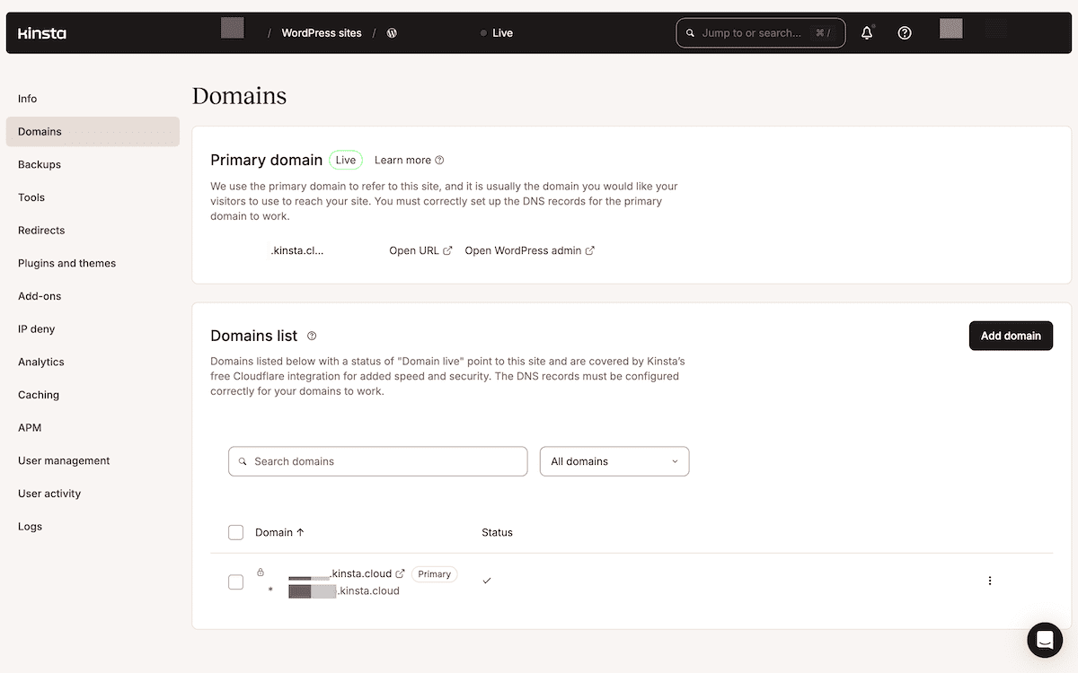 De interface voor domeinbeheer van het MyKinsta dashboard toont de primaire domeininstellingen en de lijst met domeinen. De interface bevat een zoekbalk voor domeinen, domeinstatusindicatoren en een knop Domein toevoegen. Het primaire domein gedeelte legt uit dat DNS records correct geconfigureerd moeten zijn, met opties om de URL of WordPress admin te openen. De domeinlijst toont een .kinsta.cloud domein dat als primair is gemarkeerd.