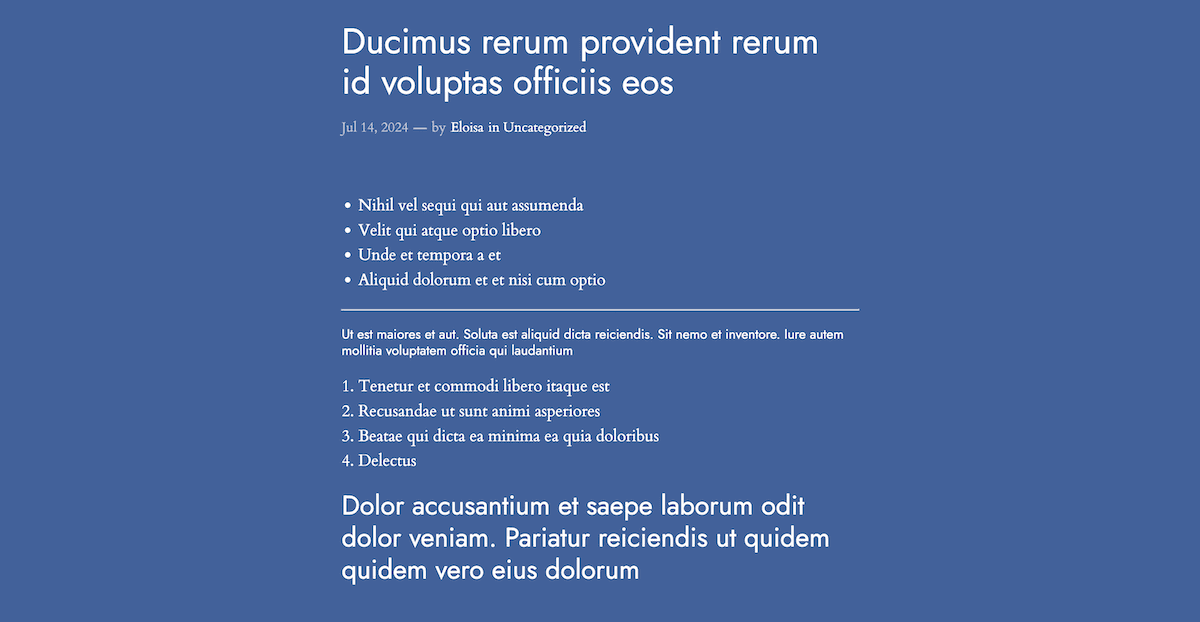 Een blogbericht in de Site Editor met de Latijnse tekst “Ducimus rerum provident rerum id voluptas officiis eos” als titel. Het bericht bevat een datum, auteur en taxonomieën. De content bevat verschillende opsommingstekens en een genummerde lijst tegen een blauwe achtergrond, allemaal geschreven in Latijnse tekst.