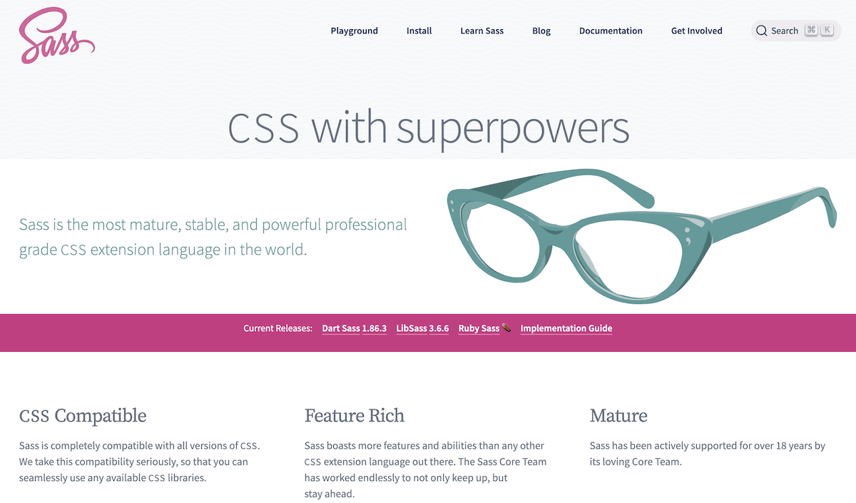 De homepage van de Sass programmeertaal met het Sass logo in roze, een navigatiemenu en de slogan “CSS met superkrachten”. Hieronder staat wat beschrijvende tekst voor Sass. Het ontwerp bevat een illustratie van een groenblauwe cat-eye bril en paragrafen die de functionaliteit en voordelen van Sass benadrukken.